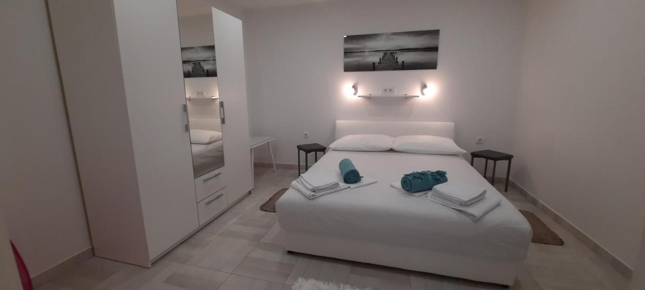 Apartments Suho Комижа Экстерьер фото